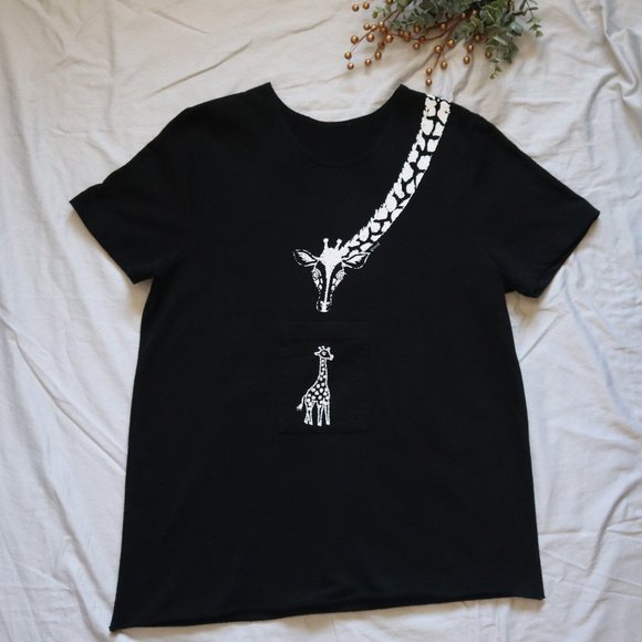 CITÉ Giraffe Pocket T-Shirt Black - Picture 2 of 6